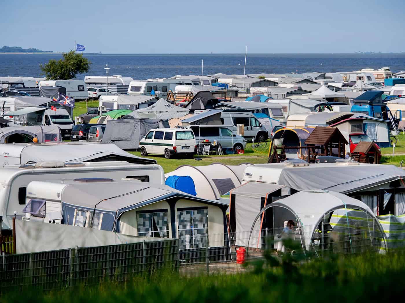 Einer Auswertung des ADAC-Portals Pincamp zufolge ist Niedersachsens Küste bei Campern besonders gefragt. (Archivbild) / Foto: Hauke-Christian Dittrich/dpa