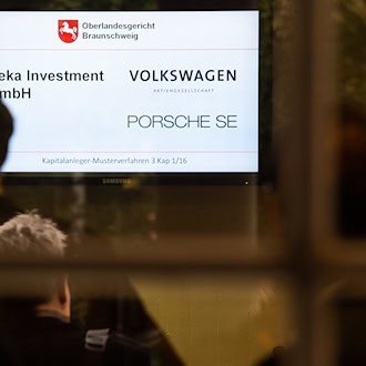 Seit acht Jahren fordern Investoren vor Gericht eine Milliarden-Entschädigung für Kursverluste nach dem Dieselskandal. (Archivbild)  / Foto: Swen Pförtner/dpa