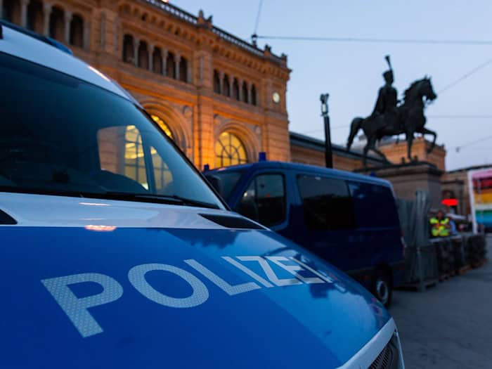 Präsenz der Polizei soll das Sicherheitsgefühl am Bahnhof Hannover verbessern. (Archivbild) / Foto: Philipp von Ditfurth/dpa