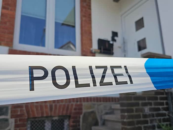 In einem Haus im Ortsteil Steinbergen in Rinteln fand eine Tochter die leblosen Körper ihrer Mutter und deren Lebensgefährten. / Foto: dpa