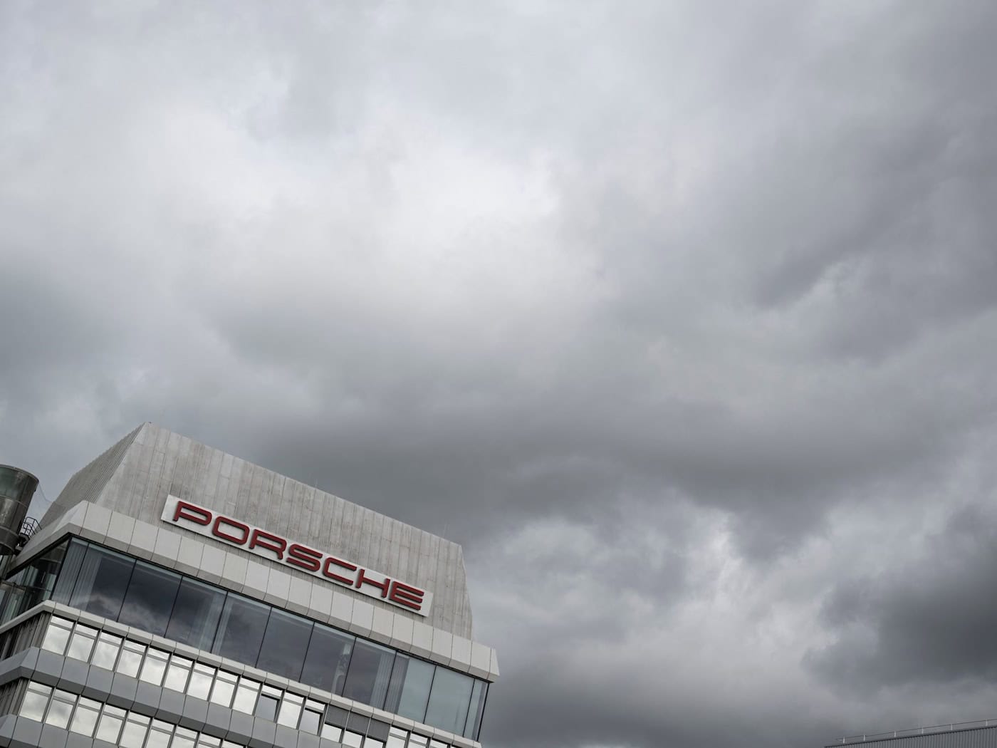 Porsche will drei Tochterfirmen nicht fortführen. (Archivbild) / Foto: Marijan Murat/dpa