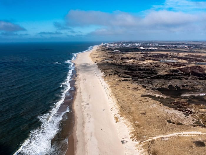 Wer auf der Nordseeinsel Sylt ein Haus kaufen möchte, muss laut einem Immobilienmarktreport im Schnitt mehr als 12.500 Euro pro Quadratmeter hinlegen. (Archivbild) / Foto: Axel Heimken/dpa