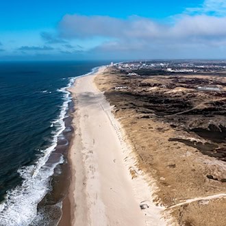 Wer auf der Nordseeinsel Sylt ein Haus kaufen möchte, muss laut einem Immobilienmarktreport im Schnitt mehr als 12.500 Euro pro Quadratmeter hinlegen. (Archivbild) / Foto: Axel Heimken/dpa