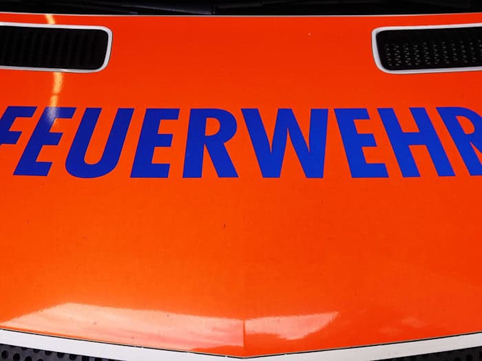 Toter bei Zusammenstoß von Linienbus und Kleintransporter in Hamburg-Neuenfelde