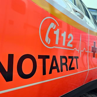 Bei einem Unfall im Emsland ist ein junger Mensch tödlich, drei weitere sind schwer verletzt worden. (Symbolbild) / Foto: Martin Schutt/dpa