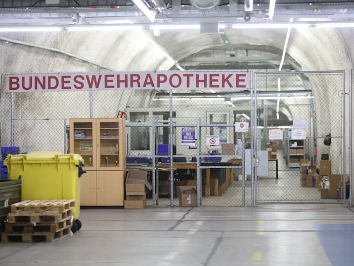 Die Apotheke liegt auf dem Gelände der Feldwebel-Anton-Schmid-Kaserne. / Foto: Matthias Bein/dpa
