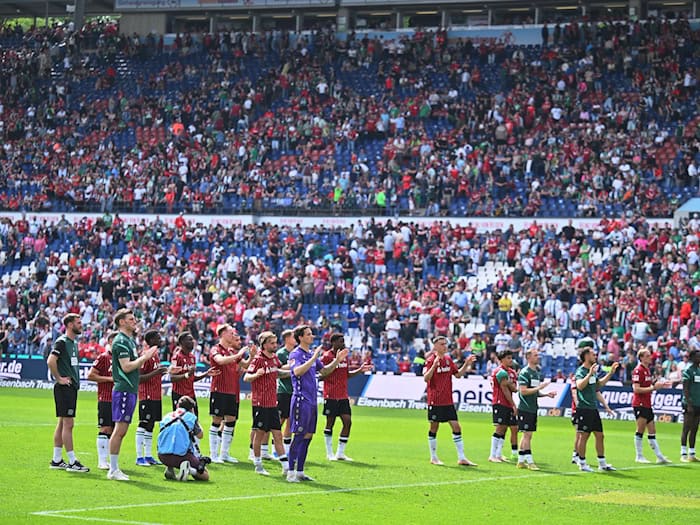 Wollen endlich aufsteigen: Spieler und Fans von Hannover 96. (Archivbild) / Foto: Swen Pförtner/dpa