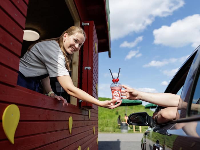 Neben frischen Erdbeeren gibt es auch Eis und Milchshakes im Erdbeer-Drive-in. / Foto: David Ebener/dpa