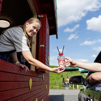 Neben frischen Erdbeeren gibt es auch Eis und Milchshakes im Erdbeer-Drive-in. / Foto: David Ebener/dpa