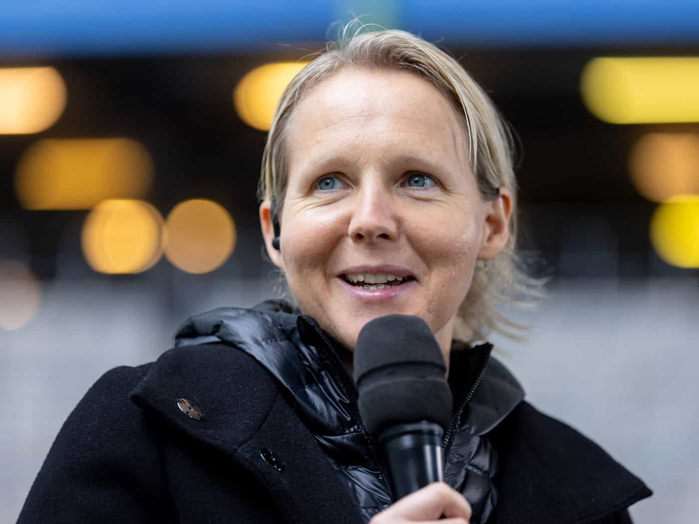 Fans hören dank eines Funkmikrofons, was Werder-Trainerin Friederike Kromp während des Spiels gegen den 1. FC Köln sagt. (Archivbild)     / Foto: Philipp Szyza/dpa