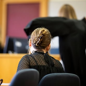 Nach Falschaussagen im Fall des verurteilten Staatsanwalts aus Hannover muss eine 28-Jährige 12.600 Euro zahlen. / Foto: Julian Stratenschulte/dpa