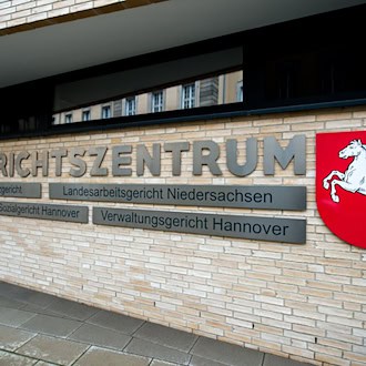 Das Landesarbeitsgericht musste entscheiden, ob VW zwei Managern Schadenersatz und Schmerzensgeld zahlen muss. (Archivbild) / Foto: Hauke-Christian Dittrich/dpa