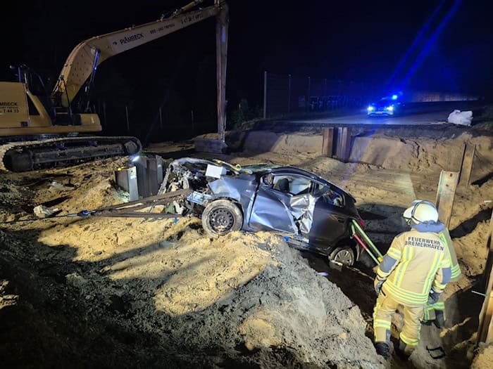 Feuerwehrleute sichern den Wagen und befreien den Fahrer.  / Foto: Feuerwehr Bremerhaven/dpa