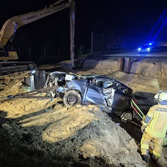 Feuerwehrleute sichern den Wagen und befreien den Fahrer.  / Foto: Feuerwehr Bremerhaven/dpa