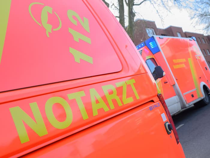 Der lebensgefährlich verletzte Fahrradfahrer wurde mit dem Rettungswagen in ein Krankenhaus gebracht. (Symbolbild)  / Foto: Julian Stratenschulte/dpa