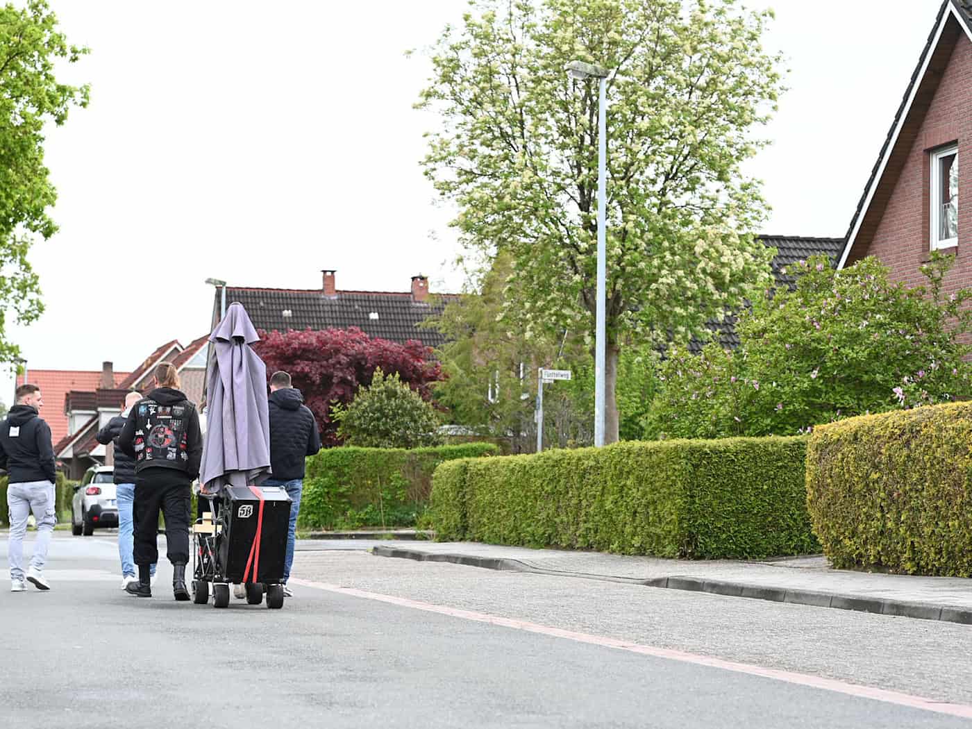 Junge Männer ziehen mit Bollerwagen durch Leer in Richtung Pünte, wo sich jedes Jahr traditionell mehrere hundert Feiernde treffen. / Foto: Lars Penning/dpa