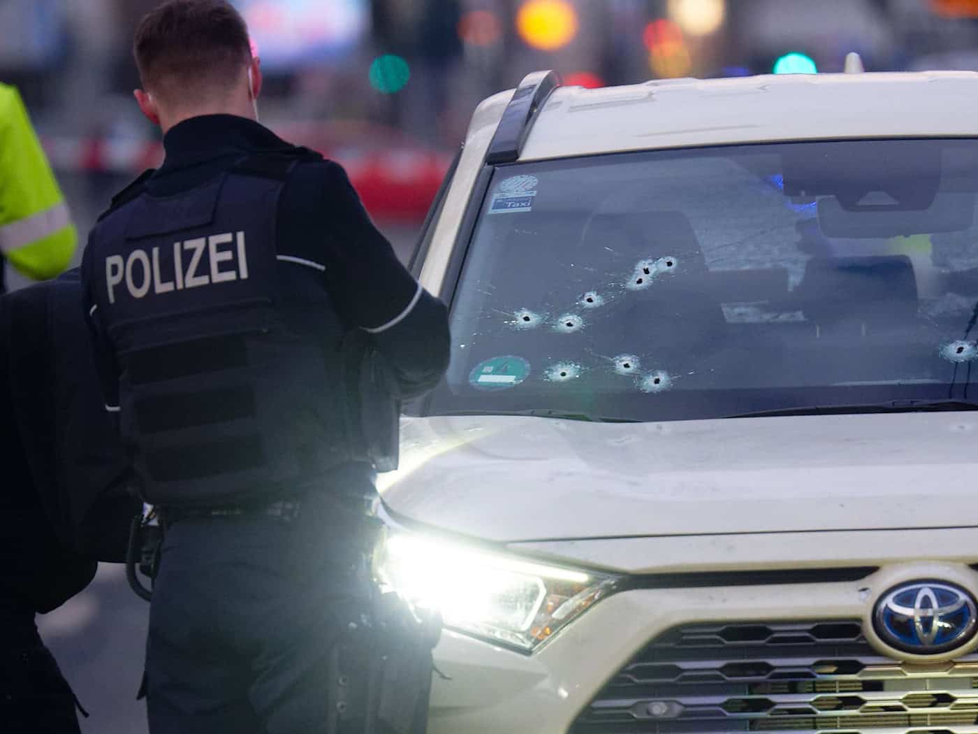 Die Polizei unmittelbar nach dem Anschlag am Tatort. (Archivbild) / Foto: Henning Kaiser/dpa