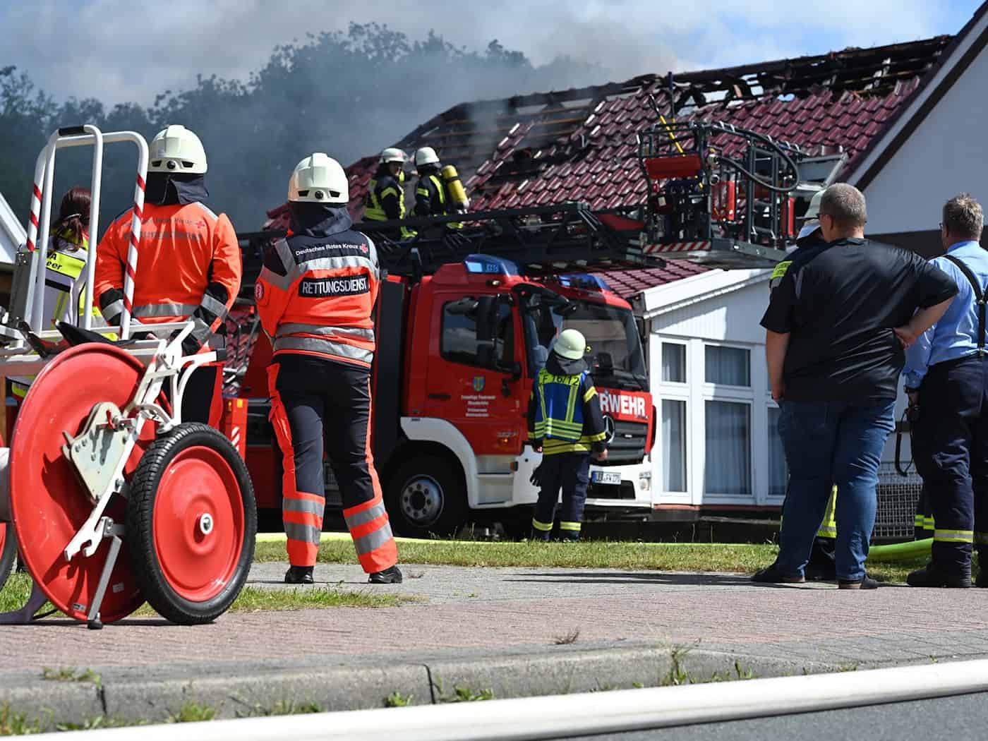 Ein Wohnhausbrand im Landkreis Leer beschäftigt rund 70 Feuerwehrleute. / Foto: Lars Penning/dpa