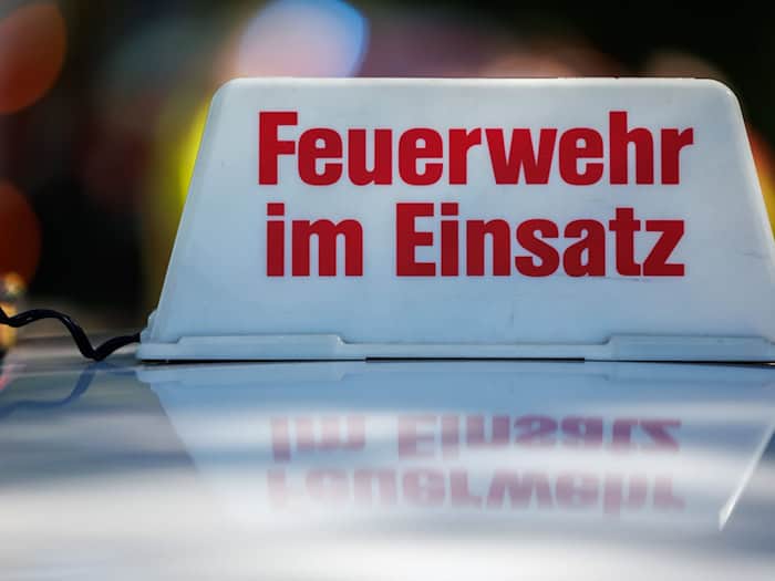 In Scheuen bei Celle rettet die Feuerwehr zwei Fallschirmspringer aus Bäumen. (Symbolbild) / Foto: Daniel Karmann/dpa