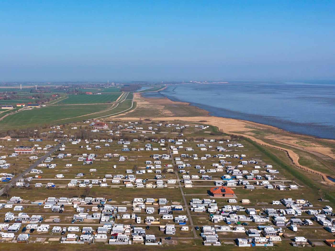 Der Campingplatz Hooksiel liegt direkt an der Nordsee. (Archivbild) / Foto: Mohssen Assanimoghaddam/dpa