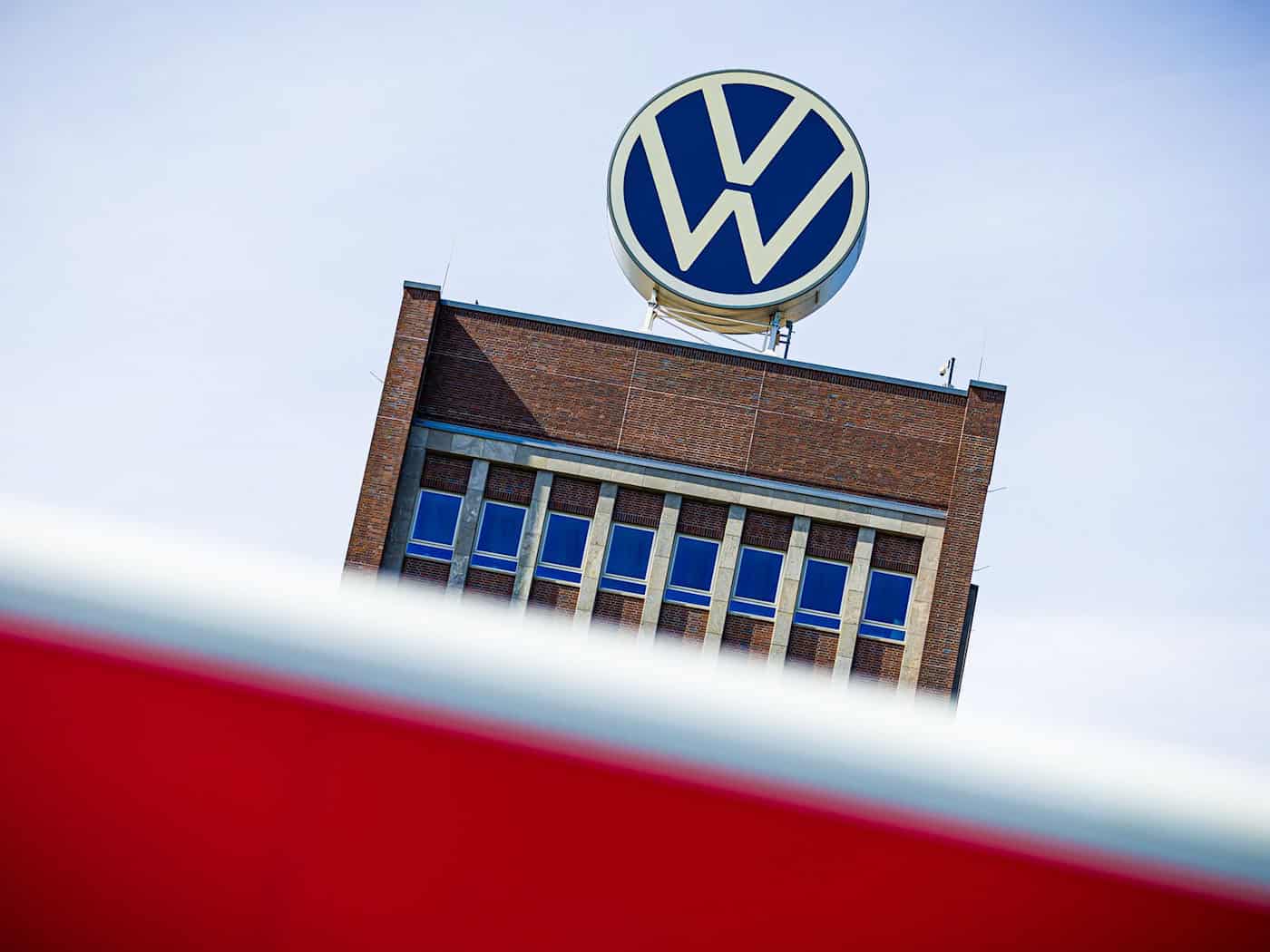 Zwei frühere Manager streiten vor Gericht um Schadenersatz und Schmerzensgeld von VW. / Foto: Moritz Frankenberg/dpa