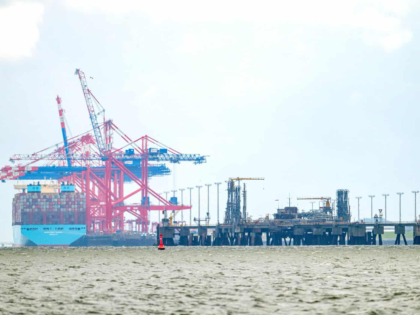 Schon jetzt wird LNG in Wilhelmshaven angeliefert - weitere Ausbaupläne an Land hat des OVG in Lüneburg nun vorerst gestoppt. (Archivbild) / Foto: Sina Schuldt/dpa