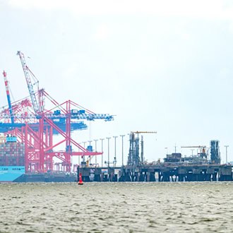 Schon jetzt wird LNG in Wilhelmshaven angeliefert - weitere Ausbaupläne an Land hat des OVG in Lüneburg nun vorerst gestoppt. (Archivbild) / Foto: Sina Schuldt/dpa