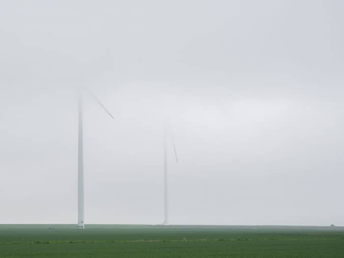 Windräder verblassen bei Regen in tief hängenden Nebelschwaden in der Region Hannover. / Foto: Julian Stratenschulte/dpa