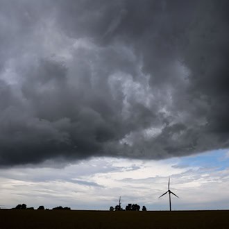 Zum verlängerten Wochenende ist in Niedersachsen und Bremen teils mit Gewitter zu rechnen. (Symbolbild) / Foto: Julian Stratenschulte/dpa
