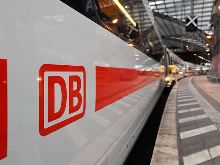 Wegen der durchziehenden Gewitterfront werden einige Fernzüge an Bahnhöfen zurückgehalten (Symbolbild) / Foto: Roberto Pfeil/dpa