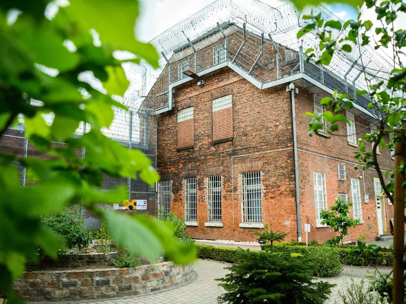 Die JVA Lingen befindet sich nahe dem Zentrum der Stadt. (Archivbild) / Foto: Mohssen Assanimoghaddam/dpa