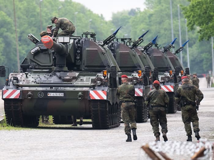 Kettenfahrzeuge der Panzergrenadierbrigade 37 bei einer Heimatschutzübung zur Bahnentladung am Truppenübungsplatz. / Foto: Julian Stratenschulte/dpa