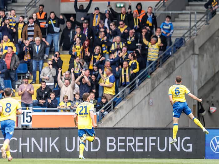 Braunschweiger Jubel gegen Dresden. / Foto: Andreas Gora/dpa