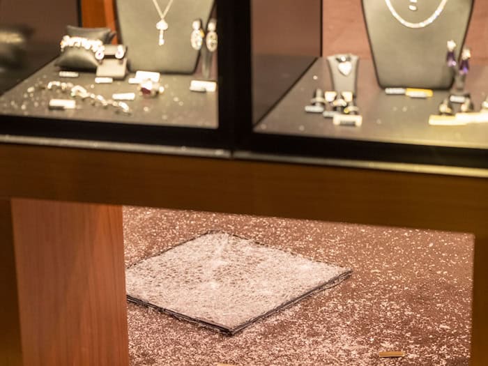 Bei einem Einbruch in ein Juweliergeschäft in Stuhr bei Bremen stahlen die Täter Schmuck. Inzwischen ist ein Verdächtiger in U-Haft. (Symbolbild) / Foto: Peter Kneffel/dpa