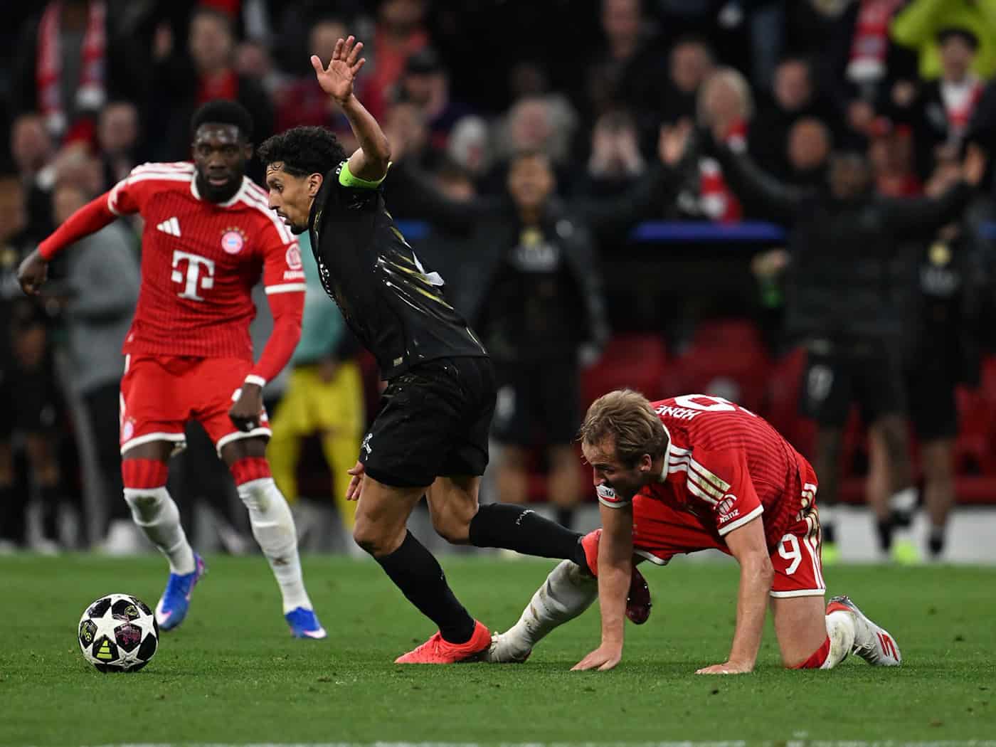 Alphonso Davies (l), hier noch in Aktion gegen Paris, fällt erneut verletzt aus. / Foto: Sven Hoppe/dpa