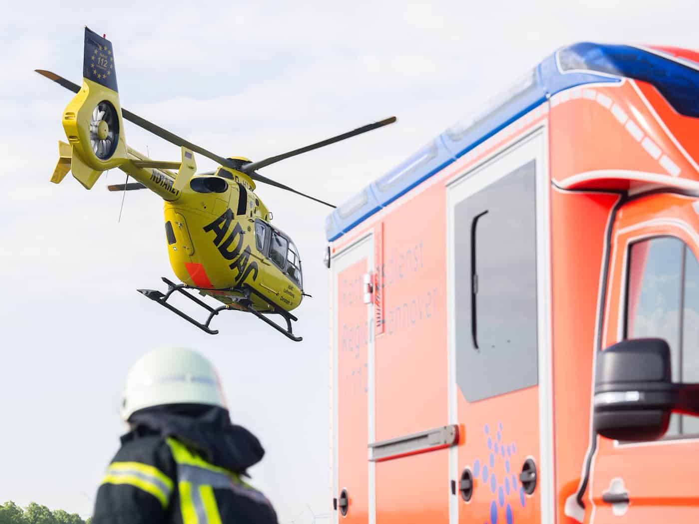 Nach einem Zusammenstoß mit einem Lastwagen in Ankum im Landkreis Osnabrück ist ein 20 Jahre alter Fahrradfahrer lebensbedrohlich verletzt ins Krankenhaus gekommen. (Symbolbild) / Foto: Julian Stratenschulte/dpa