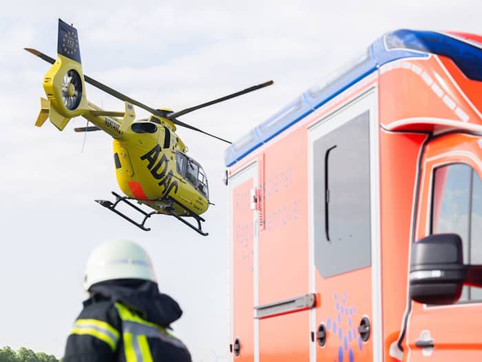 Nach einem Zusammenstoß mit einem Lastwagen in Ankum im Landkreis Osnabrück ist ein 20 Jahre alter Fahrradfahrer lebensbedrohlich verletzt ins Krankenhaus gekommen. (Symbolbild) / Foto: Julian Stratenschulte/dpa