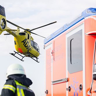 Nach einem Zusammenstoß mit einem Lastwagen in Ankum im Landkreis Osnabrück ist ein 20 Jahre alter Fahrradfahrer lebensbedrohlich verletzt ins Krankenhaus gekommen. (Symbolbild) / Foto: Julian Stratenschulte/dpa