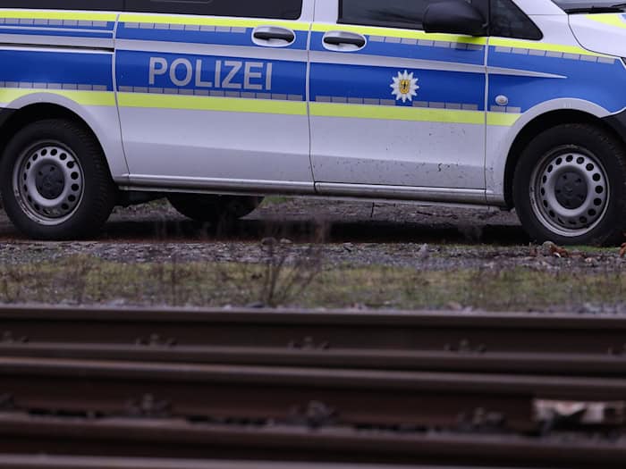 Lenkräder samt Airbags, Schlagringe und Messer findet die Bundespolizei in Bremer Garagen. (Symbolbild) / Foto: David Young/dpa