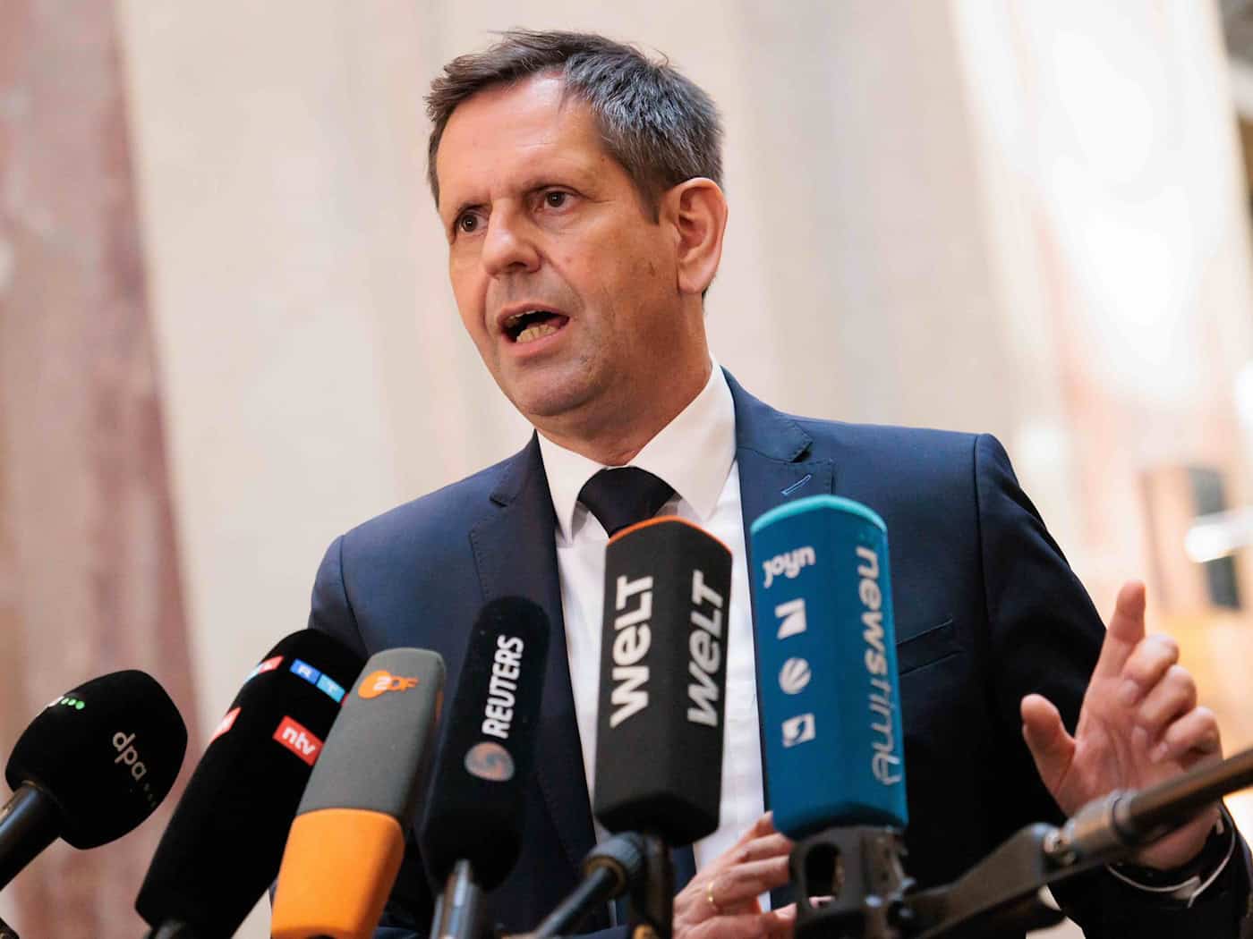 Wirbt beim Ärztetag für mehr Miteinander statt Gegeneinander: Niedersachsens Ministerpräsident Olaf Lies. (Archivbild) / Foto: Carsten Koall/dpa