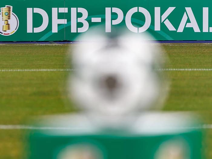 Eine Bande am Spielfeldrand zeigt den Schriftzug zum DFB-Pokal. (Archivbild) / Foto: Andreas Gora/dpa