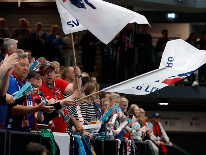 Die SVG-Fans bejubelten ihr Team auch für den zweiten Platz in der deutschen Meisterschaft. / Foto: Georg Wendt/dpa