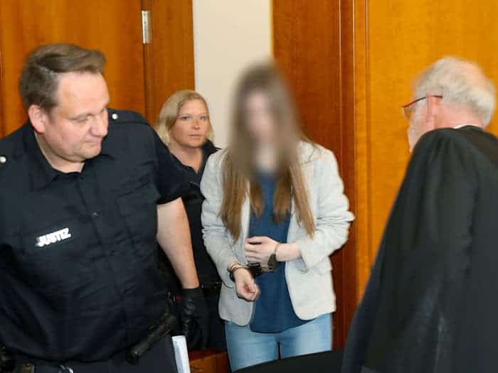 Eine Erzieherin ist wegen Mordes an einem 15-jährigen Mädchen verurteilt worden.  / Foto: Stefan Rampfel/dpa