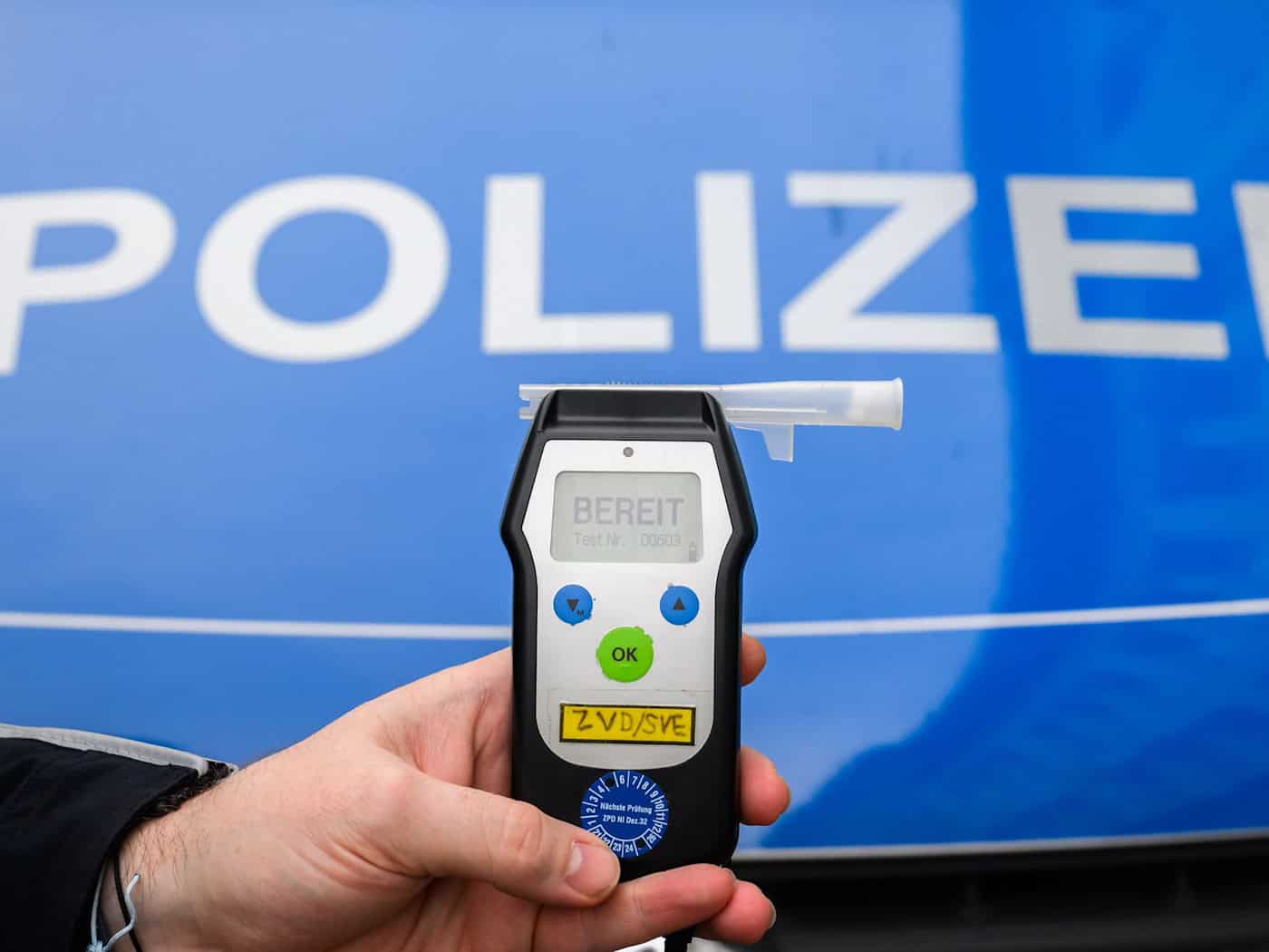 Ein Atemalkoholtest ergab bei dem mutmaßlichen Einbrecher einen Wert von über drei Promille. (Symbolbild) / Foto: Julian Stratenschulte/dpa