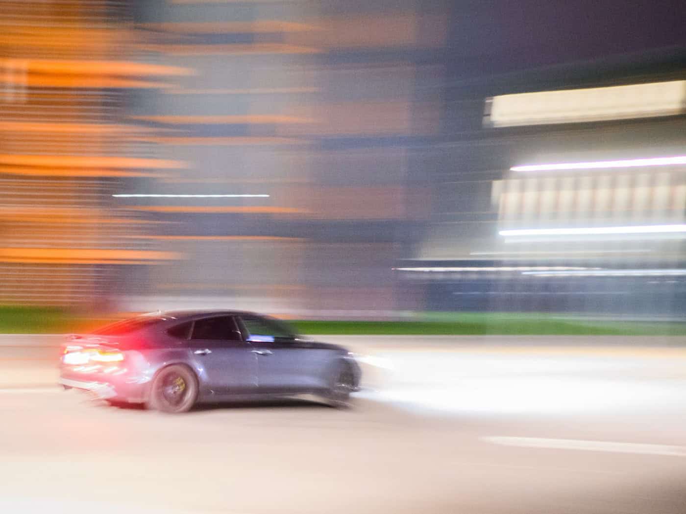 Mit hohem Tempo fuhr der 18-Jährige laut der Polizei verbotenerweise durch die Fußgängerzone. (Symbolbild) / Foto: Julian Stratenschulte/dpa