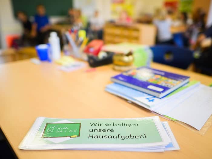 Die neuen Erstklässlerinnen und Erstklässler haben ab Sommer einen Rechtsanspruch auf Ganztagsbetreuung. (Symbolbild) / Foto: Julian Stratenschulte/dpa