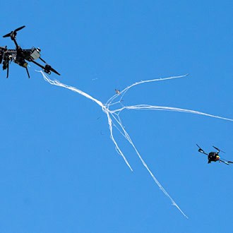 Drohnen können mit speziellen Abfangdrohnen eingefangen werden.  / Foto: Sina Schuldt/dpa