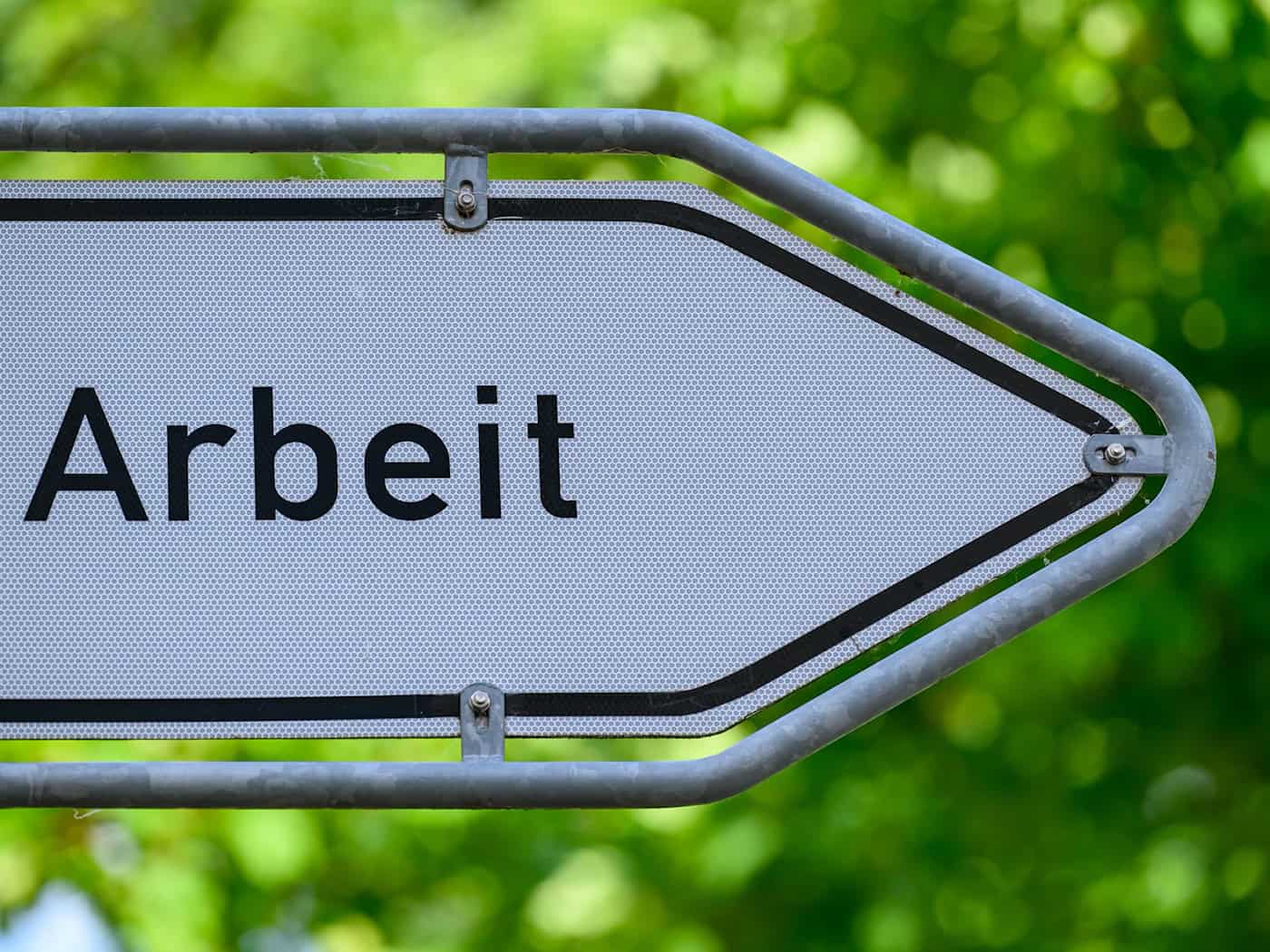 In der Metropolregion Hamburg liegt das Verhältnis älterer Beschäftigter über 55 Jahre zu jungen Arbeitnehmer bis 25 Jahren bei mehr als 2,6 zu 1, wie es in einer Untersuchung der Koordinierungsstelle Fachkräftesicherung der Metropolregion Hamburg heißt. (Symbolbild) / Foto: Patrick Pleul/dpa