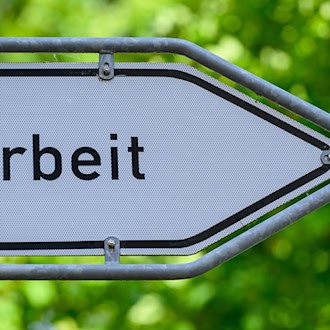 In der Metropolregion Hamburg liegt das Verhältnis älterer Beschäftigter über 55 Jahre zu jungen Arbeitnehmer bis 25 Jahren bei mehr als 2,6 zu 1, wie es in einer Untersuchung der Koordinierungsstelle Fachkräftesicherung der Metropolregion Hamburg heißt. (Symbolbild) / Foto: Patrick Pleul/dpa