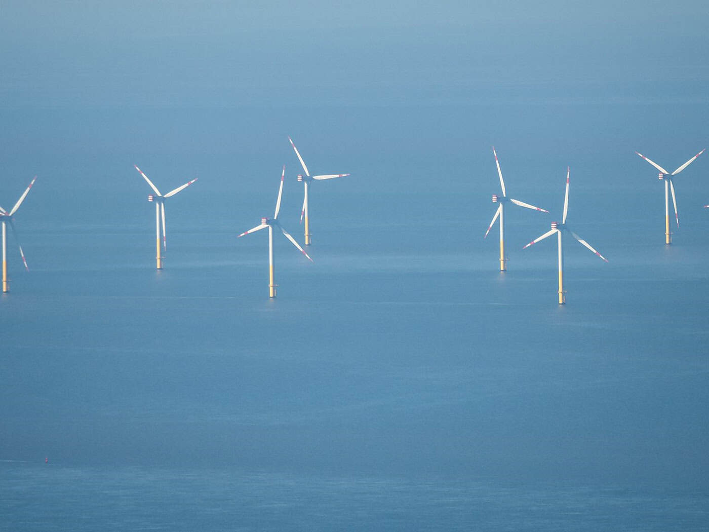 Milliardenschwere Windkraftprojekte vor der deutschen Küste könnten wegen geänderter Rahmenbedingungen auf der Kippe stehen. (Archivbild) / Foto: Sina Schuldt/dpa